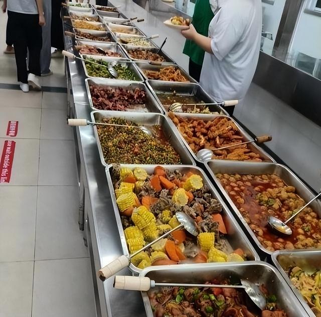 北京下死命令了：在2027年底前，所有中小学必须告别“校外配餐”