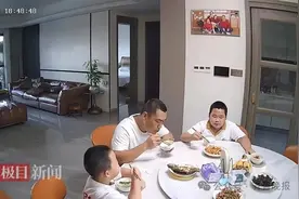 “地震不忘干饭”，小孩哥两次跑回餐桌最后端着菜跑了！父亲：最后端走的是烧茄子图片