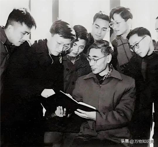 1960年，钱学森夫妇与郭永怀一家颐和园留影，两位夫人都才貌俱全