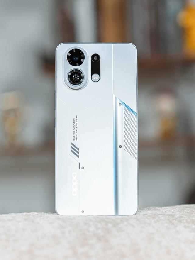 OPPO K13 Turbo Pro「骑士银」图赏来啦！