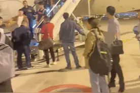 太气人！天津机场因无人机导致飞机延误，乘客称空中盘旋13圈难降图片