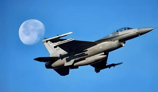 美国对泰国亮绿灯，批准F16空袭柬埔寨？给中国出了个大难题