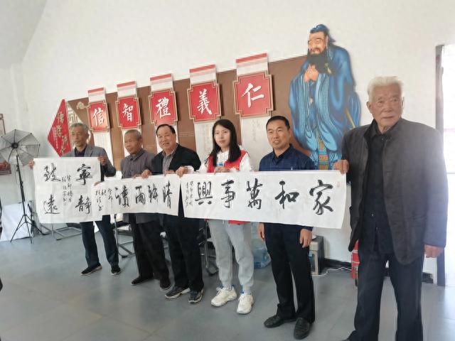 重阳佳节将来临 创作墨宝送老人