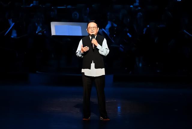 事实证明，被传卖掉上亿豪宅移民美国的王刚，已经走上另一条大道