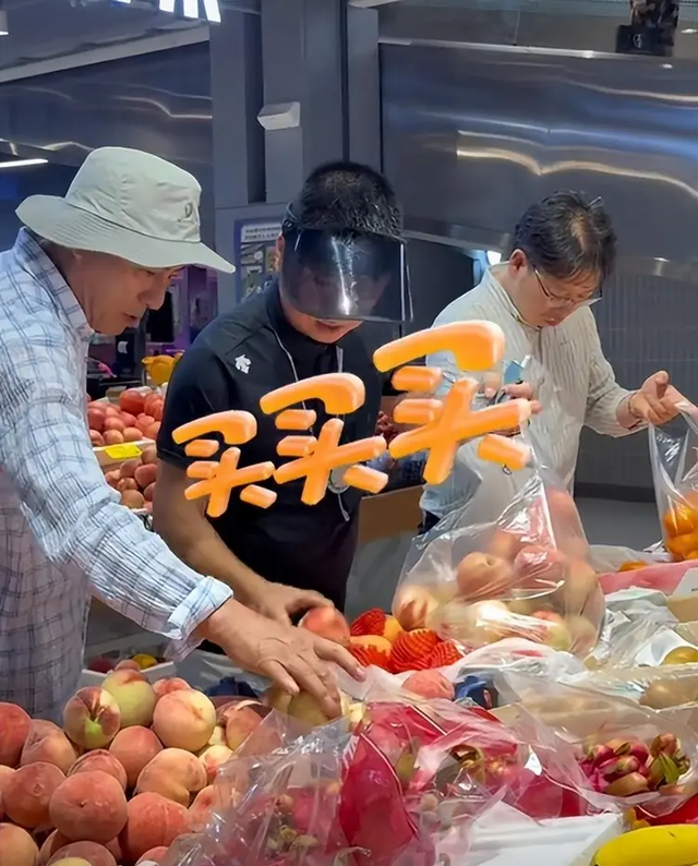 我国菜市场成了韩国旅游团大爷的最爱：试吃乱瞟还不好意思