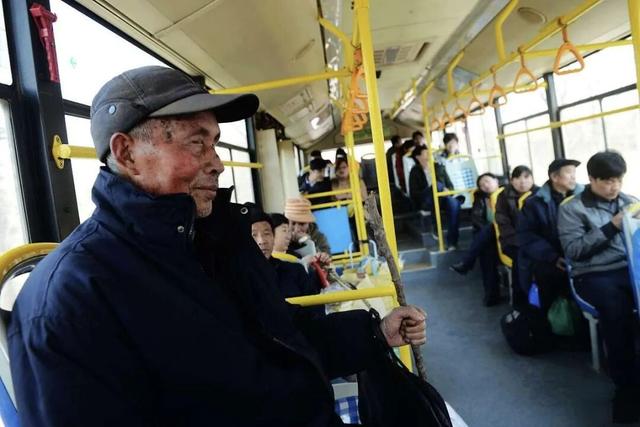 低速四轮车被禁后，新型接娃方式出现！网友：这下可好，不禁不罚 第11张