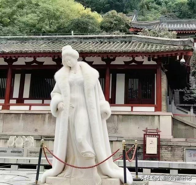 OK，西安华清池里的杨贵妃雕像“穿”上秋裤了！