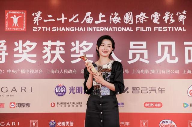 因长的太漂亮，七次拒绝导演“要求”被封杀	，43岁终凭实力拿影后