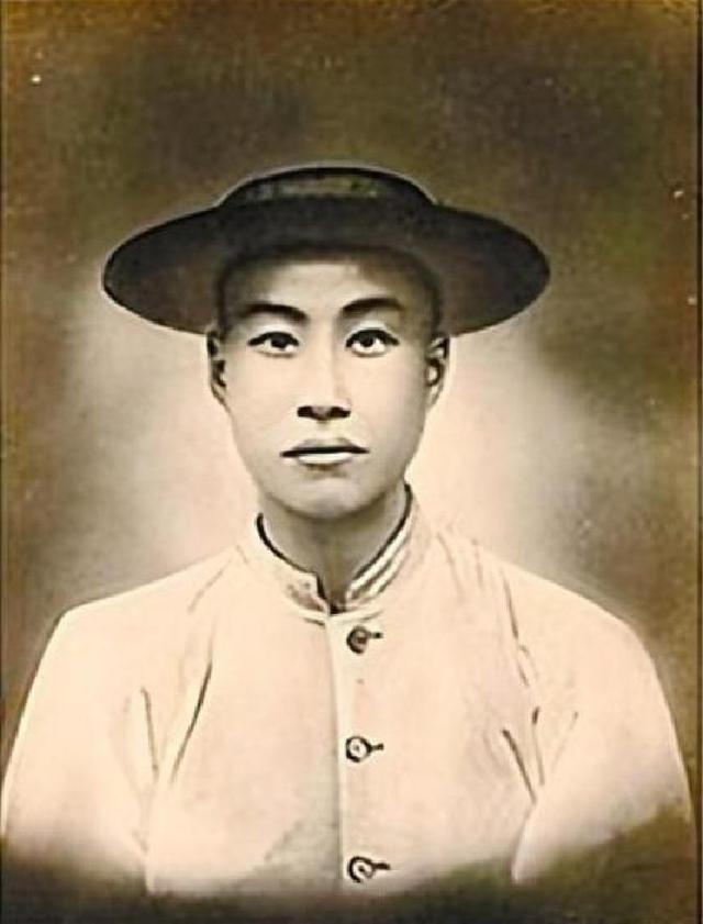 1905年，吴樾在北京火车站刺杀五大臣失败，被揪着头发拖出车厢
