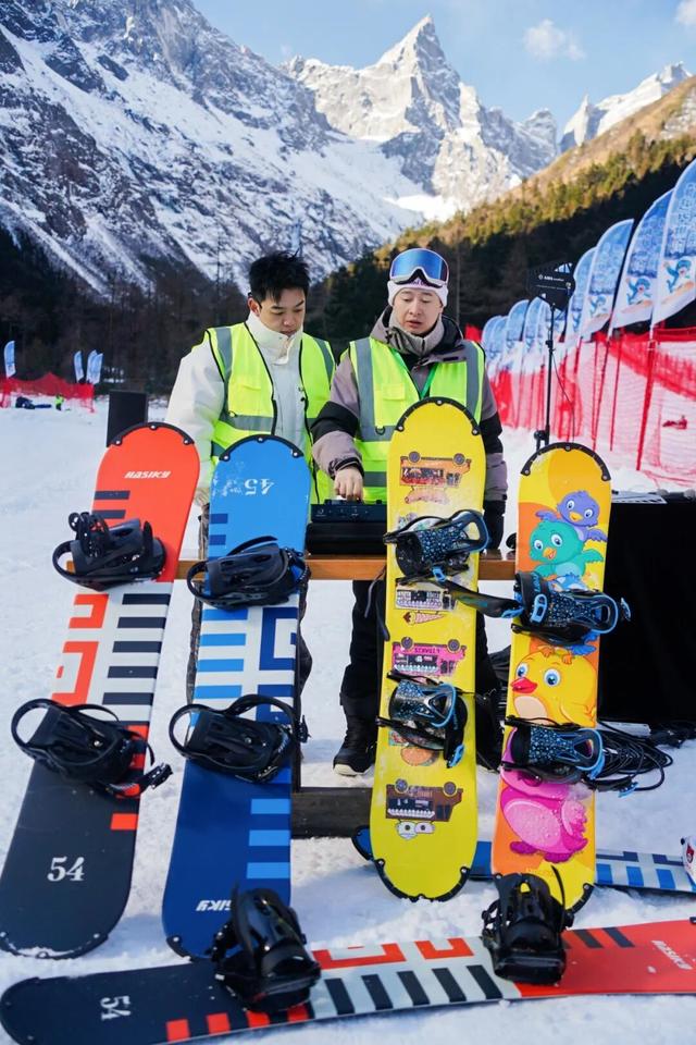 向快乐出发！毕棚沟月亮湾冰雪娱乐场盛大开启！