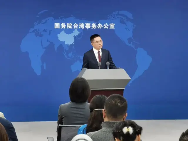 特朗普还未登机访华，大批美国坦克将运往台岛，解放军动作更大