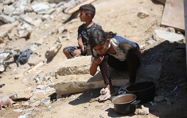 加沙停火后，人们在枪声与废墟中生活，但疯涨的物价生存仍是问题