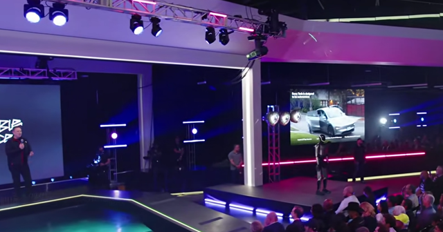 人类打工史第一人！拿下万亿工资包，造神还得看马斯克