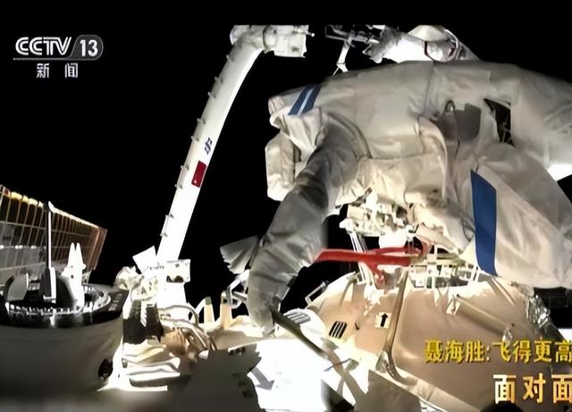 因相亲一见钟情，从此便相濡以沫，聂海胜和妻子婚姻才叫不离不弃