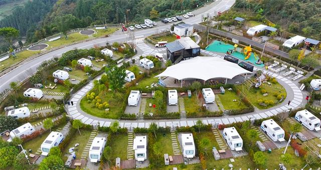 初冬不必追春夏！垫江这家房车露营地美成诗意画卷