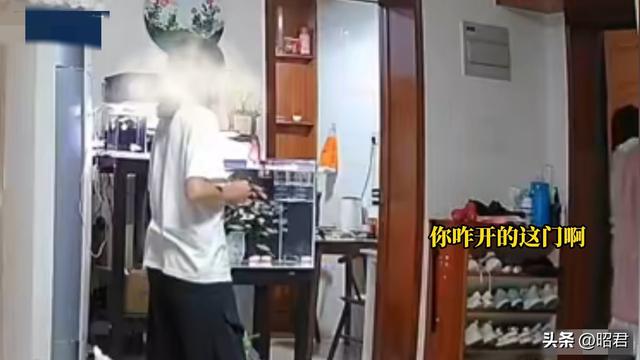 女子在家里的沙发上躺着，房门突然被一个陌生老头打开，咋回事?