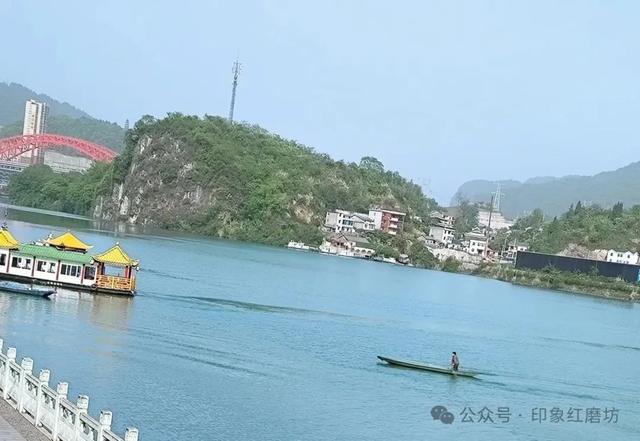 原创散文：亲水平台的青石板路面如黛色绸带，蜿蜒缠绕小城腰间。