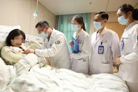 医生、助产士、护士围着产妇转,二胎妈妈体验在“家”生娃图片