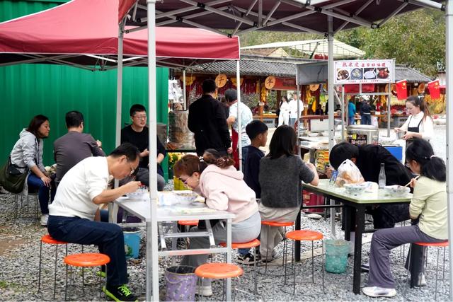 深秋留坝秦岭市集爆火，“红叶经济”带旺山间烟火气