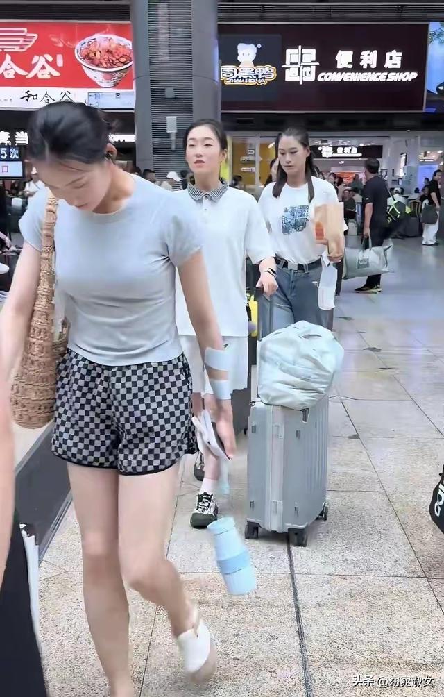 女民兵们各自返程回家，身高都在180左右，军装一脱依旧光芒万丈!