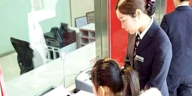 21岁女大学生被包养3年，男子给了2100万女子拿到钱反手就报警？