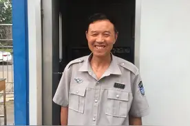 瞒不住了！65岁退休大爷进事业单位当保安，没想到享受这样待遇。图片