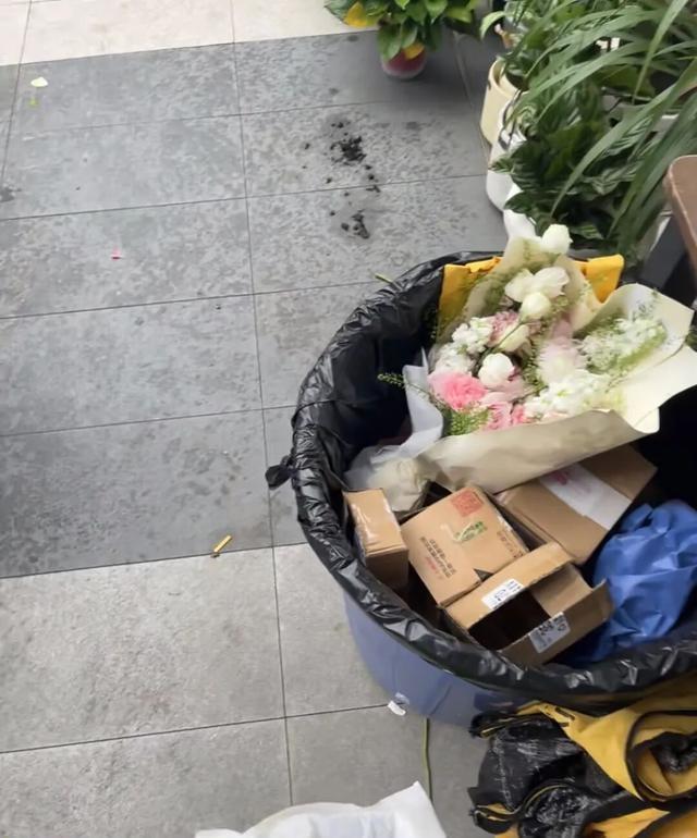 上海一保安，因“捡业主淘汰的花”而火了，那叫一个壮观，晒晒
