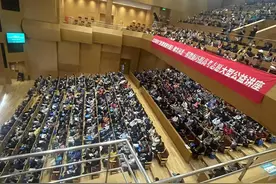 千人会场座无虚席：“一模”考试全解析，2025高招咨询汇编手册发布图片