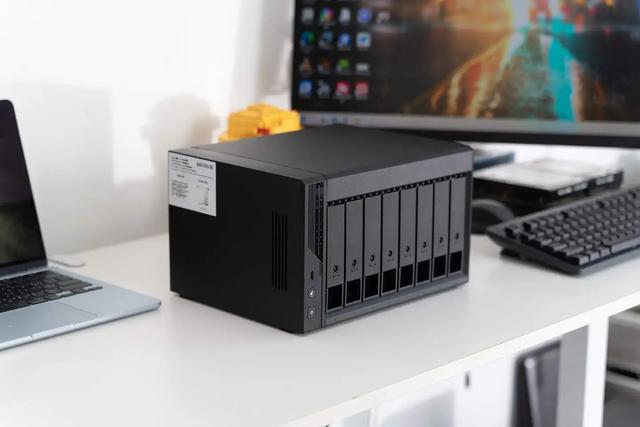 威联通2025新品Qu805首测：8盘位 + N355 + 16GB，性能与性价比全有了