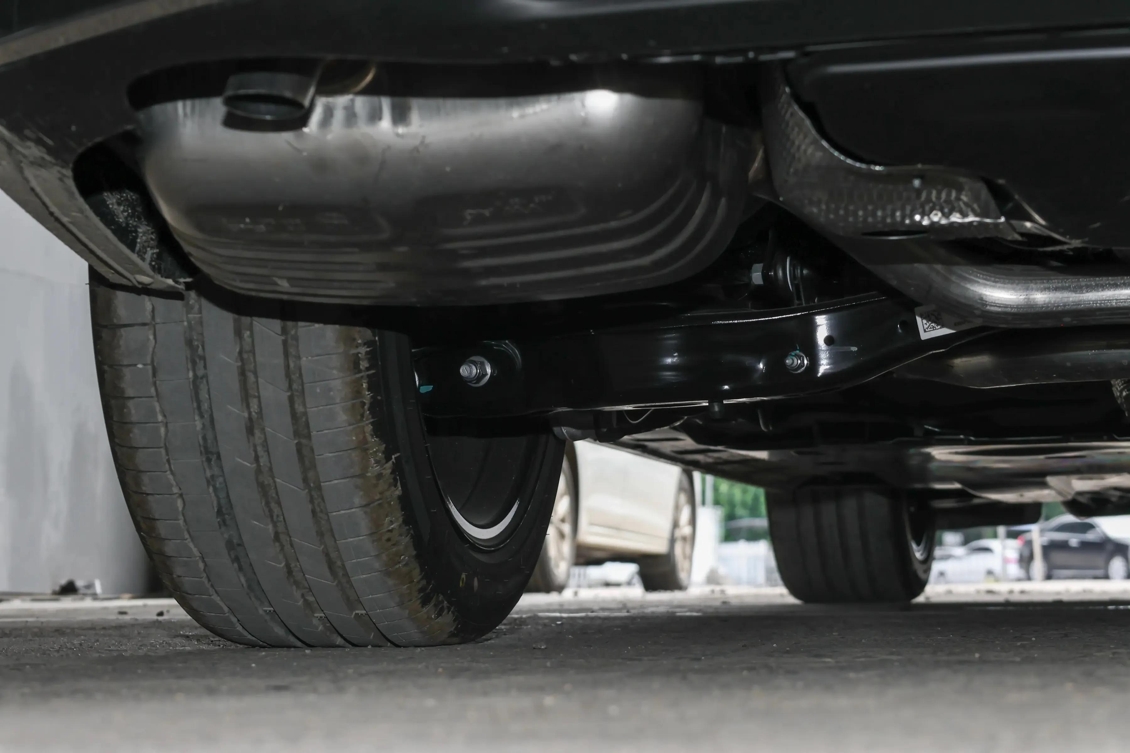 新君越2.0t油耗大吗_2026款别克君越与迈腾对比 15.99万一口价别克君越 18英寸轮辋君越内饰设计