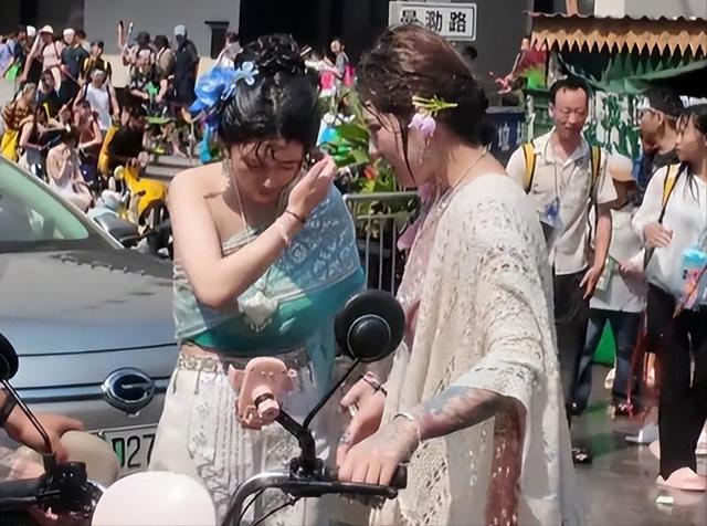 滚出中国！云南泼水节炸出一群“男流氓”，当众扒衣喷私处太龌龊
