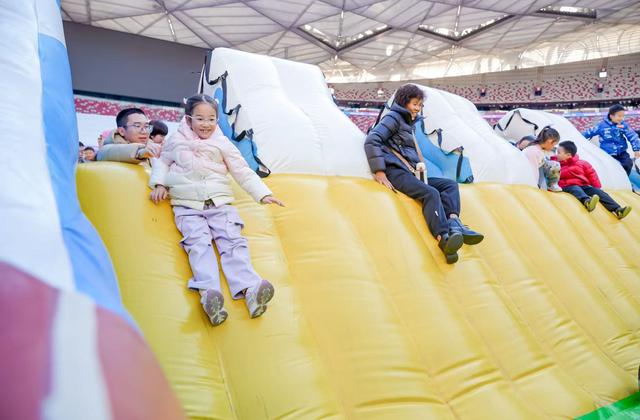 第十五届鸟巢欢乐冰雪季开幕 创新“双区”模式打造全民冬日狂欢