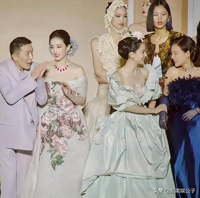 这一夜，合照站位暴露咖位：杨幂被挤，钟楚曦“抢位”，C位亮了