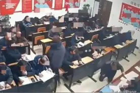 闹大！山西矿工会议室下跪，单位多人被处分！发视频者处罚直喊冤图片