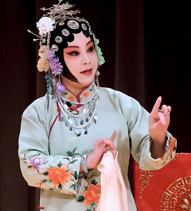 吃里爬外，永不回国？她带领30名演员选择留美，如今年过花甲归来