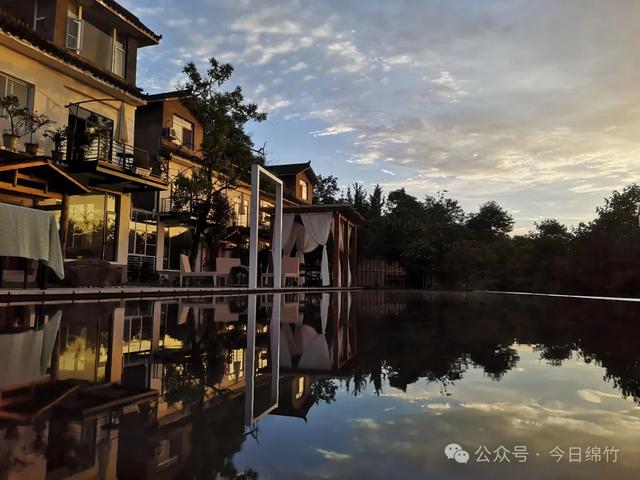 超凉快！走！住小院枕山风，做绵竹“山系青年”……