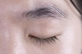 眉毛是身体健康“镜子”？眉毛长的稀疏，可能暗示身体不太好图片