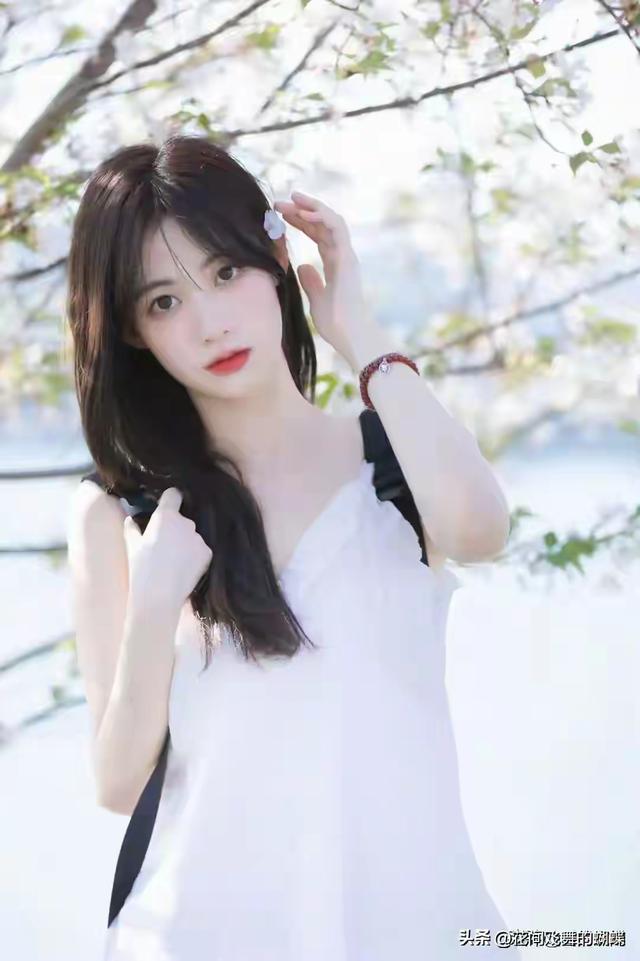 河南洛阳一校花，172cm皮肤白到发光	，身材也是顶流，太美了