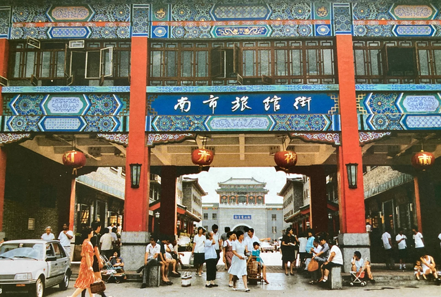 这里是1988年的天津，蜿蜒的海河横穿市区