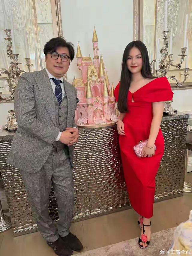 李湘一家在伦敦逛商场，三人都很胖且灰头土脸，与精修图差距太大