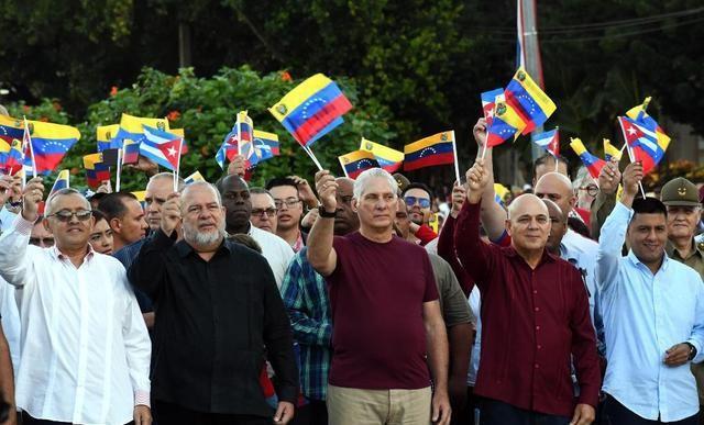 美航母压境委国海岸，普京紧急下令空投军援，拉美成大国角力战场