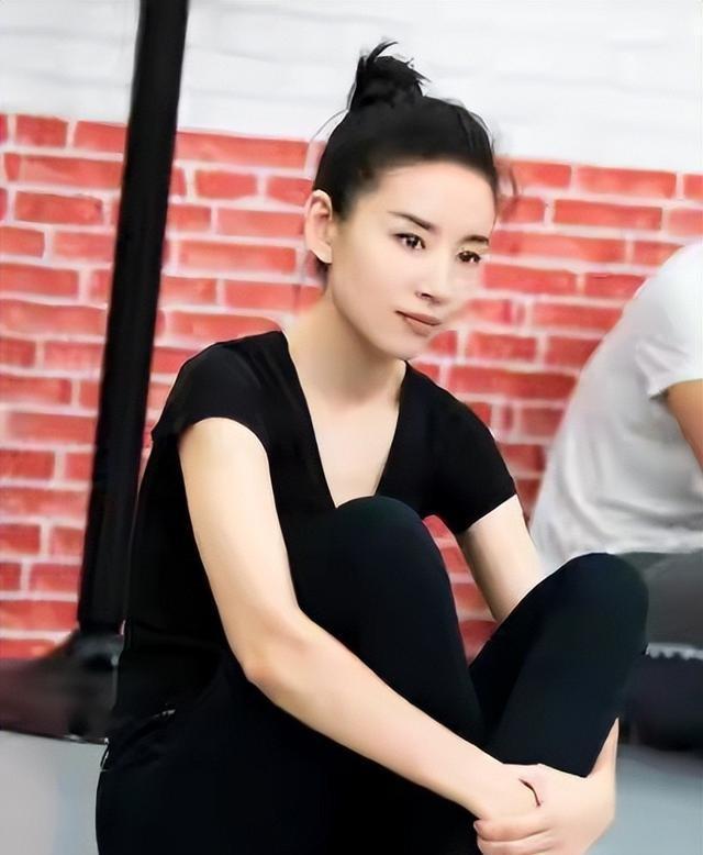 45岁董洁近况曝光，网友：步上张柏芝老路了？