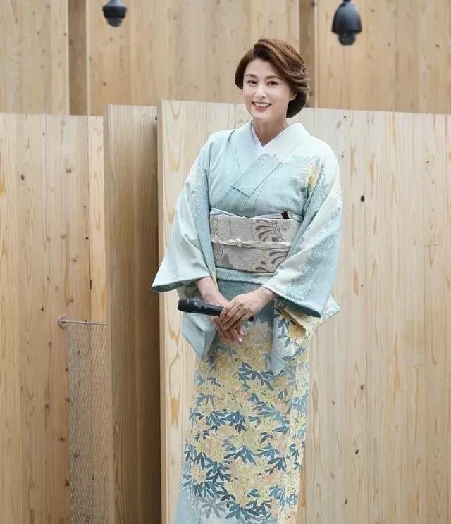 53岁藤原纪香：曾跟郭富城热恋，身姿丰满，成熟富有魅力