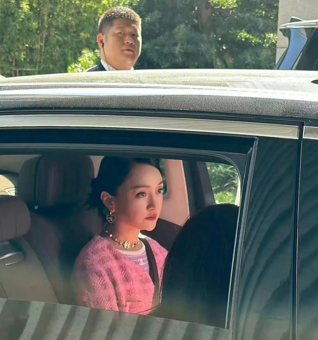 50岁周迅变样：满头白发脸松垮，瘪嘴像老奶奶，无儿无女成遗憾