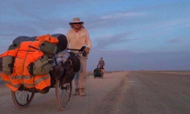 一场打赌，他从南美走路回英国！快6万公里走了27年，快到家了