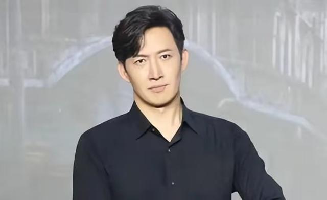 和蒋欣相恋多年，他转身娶了小4岁娇妻，如今妻子和他红透半边天