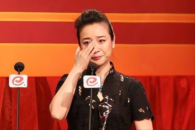 她是国家一级演员，多次给坐轮椅丈夫戴绿帽，如今儿子也是演员