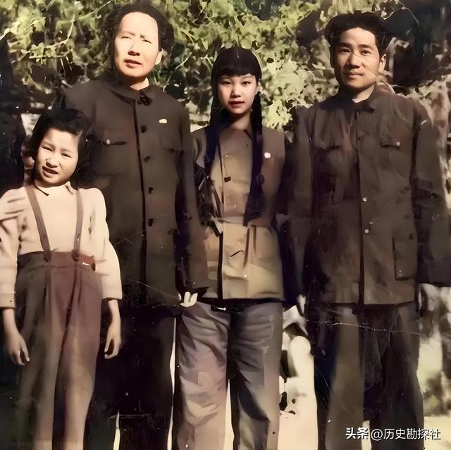 刘思齐有多美？1949年的一张留影	，那年她19岁气质非凡！