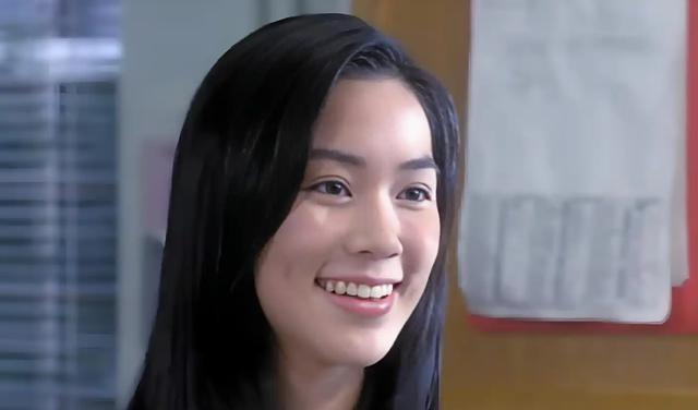 14岁就长得“倾国倾城”，24岁被富豪花7亿娶回家，8年生下4个娃