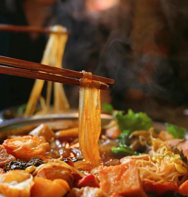 成都出发2.5h刹拢最绝红叶之城！秋色媲美九寨，一城吃够三省美食！更有山林温泉泡过瘾！